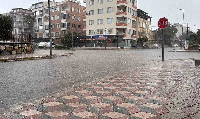 İskenderun'da dolu yağışı çevreyi beyaza büründü