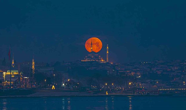 İstanbul'da eşsiz dolunay manzarası mest etti