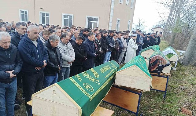 İstanbul'da kazada ölen 5 kişilik aile Samsun'da toprağa verildi