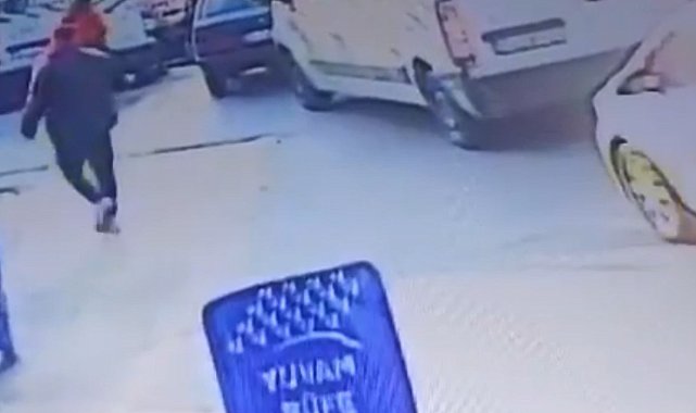 İstanbul'da levyeli trafik kavgasında yeni görüntüler: Servis şoförü otomobile çarpıp adamın üstüne yürümüş