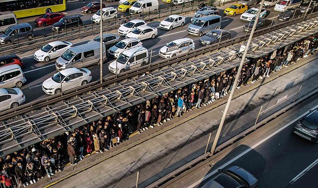 İstanbul'da metrobüs kuyruğundaki zorlu yolculuklar devam ediyor
