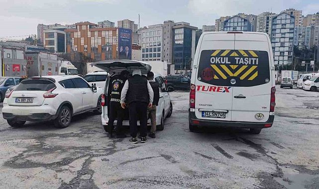 İstanbul'da okul servisi şoförünün yaşadığı korku dolu anlar kamerada: "Arabada çocuk var"