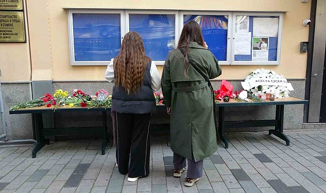 İstanbul'daki Rus vatandaşlar konsolosluk binası önüne çiçek bıraktı
