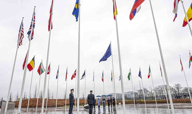 İsveç bayrağı, NATO karargahında göndere çekildi