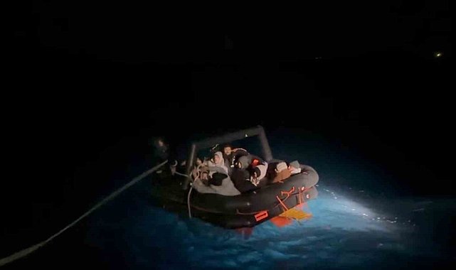 İzmir açıklarında 23 düzensiz göçmen kurtarıldı, 2 göçmen yakalandı