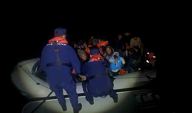 İzmir açıklarındaki 67'si çocuk 145 göçmen karaya çıkartıldı