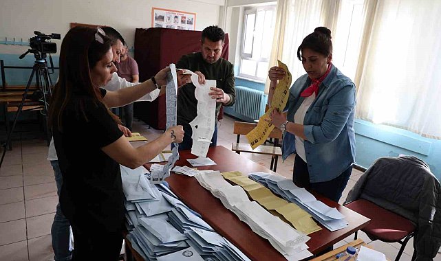 İzmir'de 31 Mart Mahalli İdareler Seçimleri'nde oy kullanma işlemlerinin sona ermesiyle sandıklar açılmaya başlandı. Oy sayma işlemlerine geçildi.