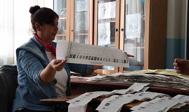 İzmir'de oy sayım işlemi sürüyor