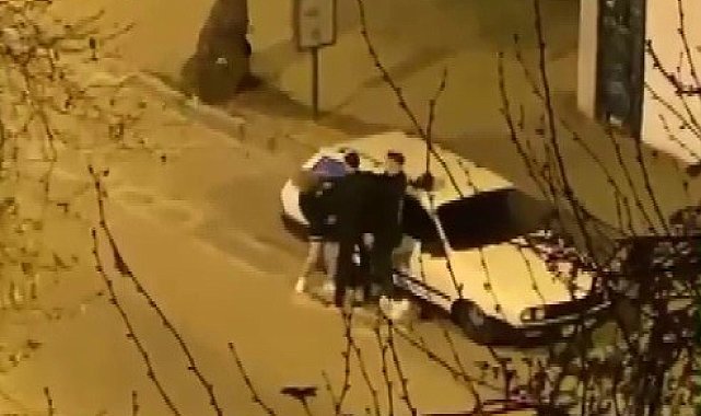 İzmir'de sokak ortasında kadına şiddet kamerada