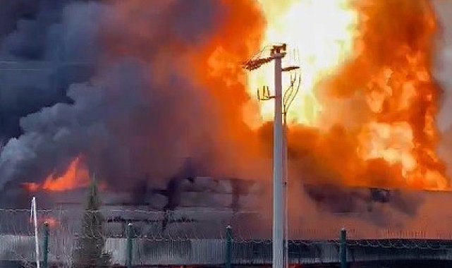 İzmir'in Kemalpaşa ilçesindeki bir lojistik firmasının deposunda yangın çıktı. Dumanlar kilometrelerce uzaktan görülebilirken, çok sayıda itfaiye ekibi bölgeye sevk edildi.