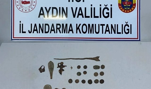 Jandarma ekipleri bulunan tarihi eserleri müzeye teslim etti