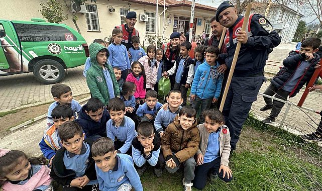 Jandarma ekipleri minikler ile birlikte fidan dikti