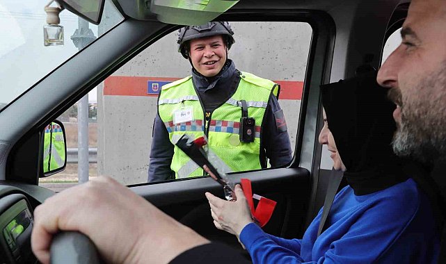 Jandarma kadın şoför ve yolcuların Kadınlar Gününü kutladı