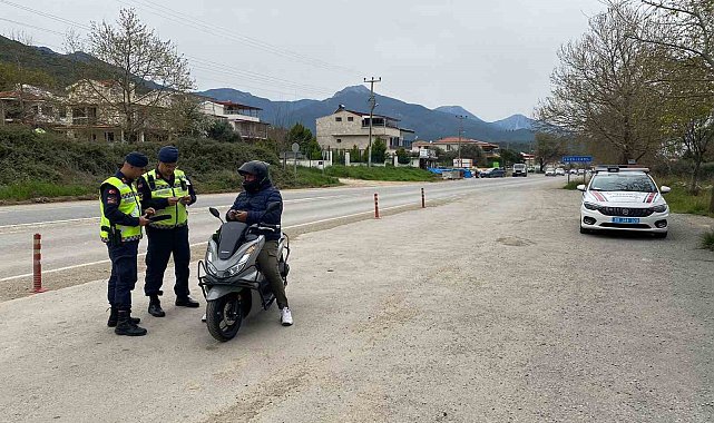 Jandarma, sürücüleri hem denetledi hem bilgilendirdi
