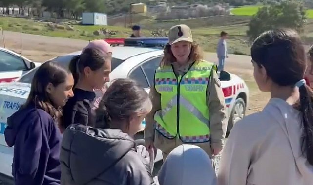 Jandarmadan depremzede çocuklara trafik eğitimi