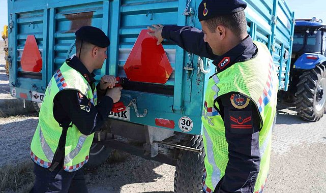 Jandarmadan sürücülere hem reflektör dağıttı hem de eğitim verdi