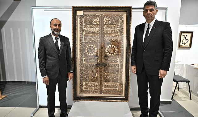 Kabe'nin altın kapısını tabloya nakşetti