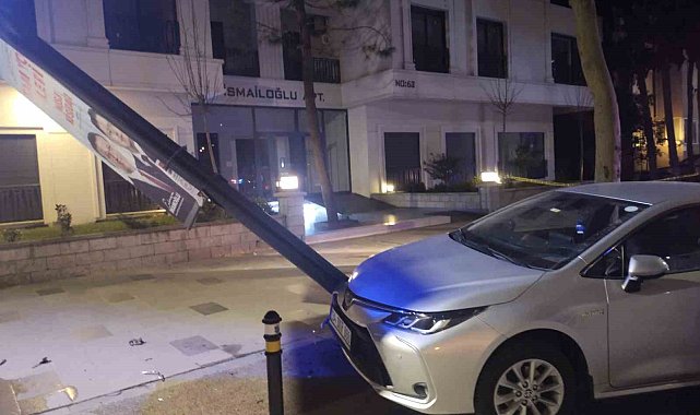 Kadıköy'de kontrolden çıkan araç park halindeki otomobile çarptı: 2 yaralı