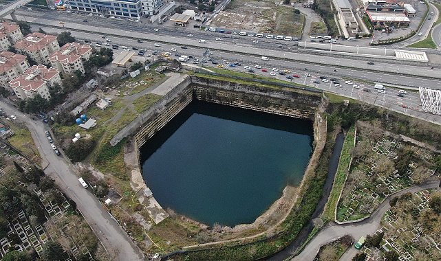 Kadıköy'de su dolan inşaat sahasını "Google Maps" göl olarak gösteriyor