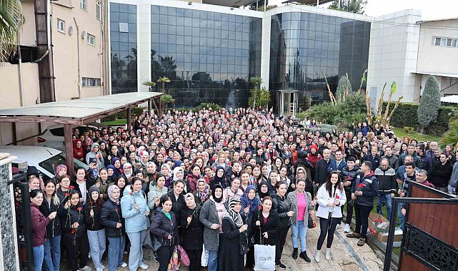 Kadın çalışanlar, kapıda çiçeklerle karşılandı