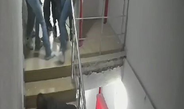 Kadın çalışanların işyerinde saç saça baş başa kavga anları kamerada