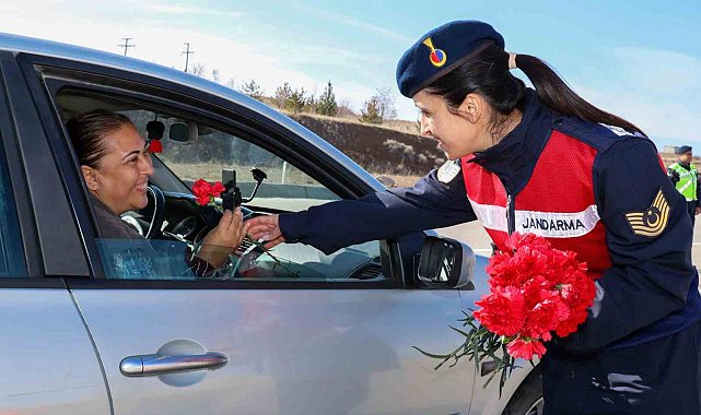 Kadın jandarmalardan kadınlara jest