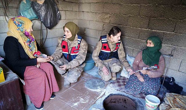 Kadın komutanlardan ekmek pişiren kadınlara sürpriz