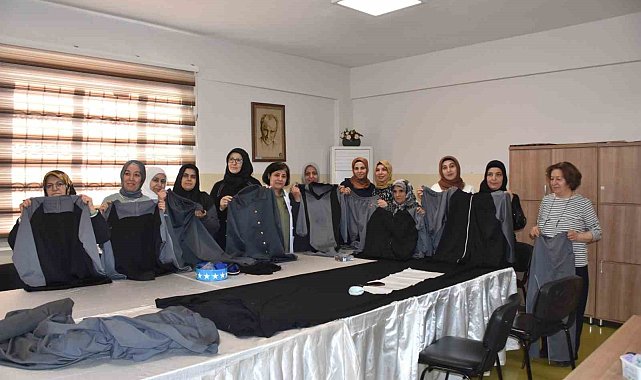 Kadınlar kendi diktikleri eşofmanları giyip koştular