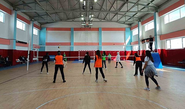 Kadınlar, voleybol turnuvasında mücadele etti