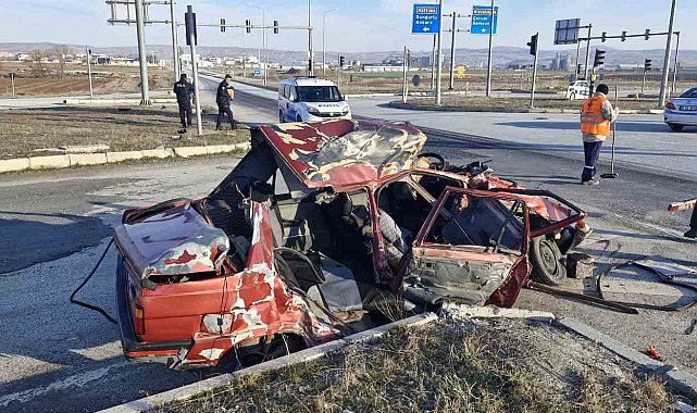 Kamyon, çarptığı otomobili biçti: 1 ağır yaralı
