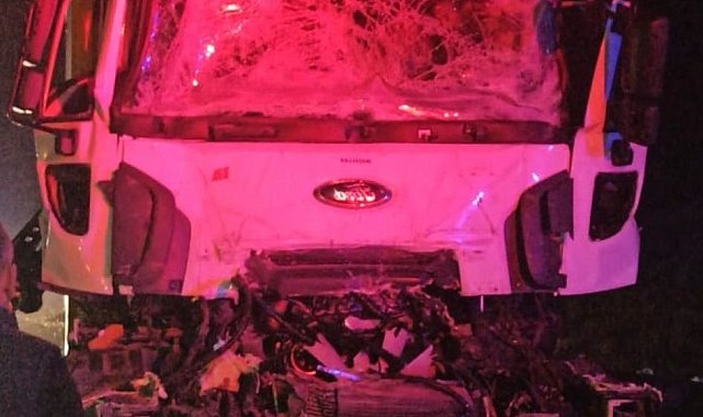 Kamyona arkadan çarpan tırın sürücüsü hayatını kaybetti