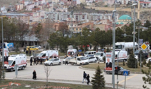 Kamyonete çarpmamak için manevra yapan ambulans kaldırıma çarptı: 2 yaralı