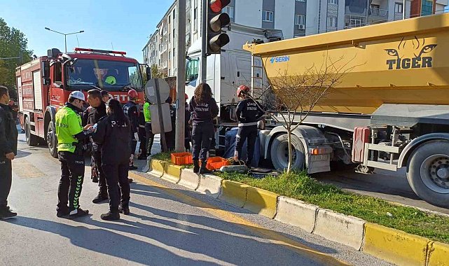 Kamyonun altında kalan motosiklet sürücüsü hayatını kaybetti