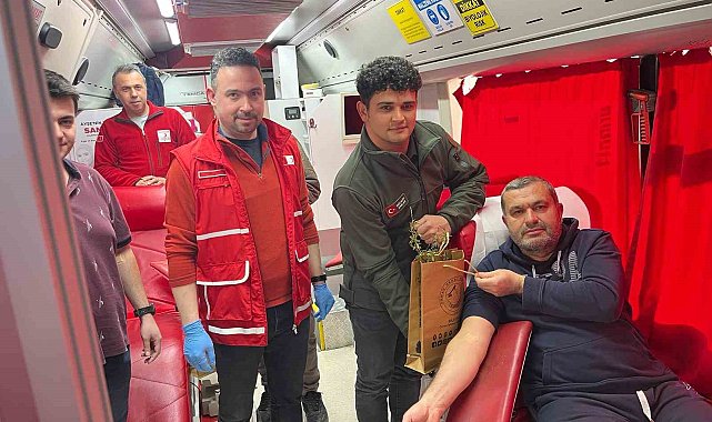 Kan bağışçılarına badem fidanı hediye edildi
