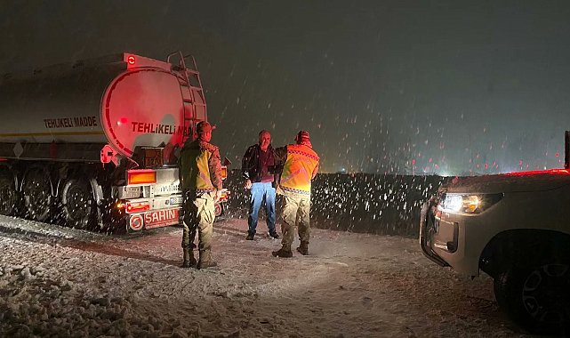 Kar ve tipi Erzincan - Gümüşhane yolunda ulaşımda aksamalara neden oldu