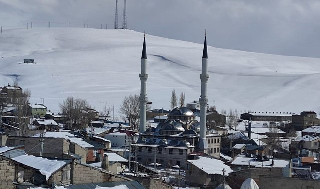 Kar yağışı Aşkale&#039;yi esir aldı