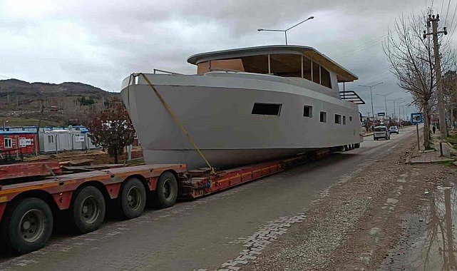 Kara yolundan geçirilen dev tekne, trafiği kilitledi