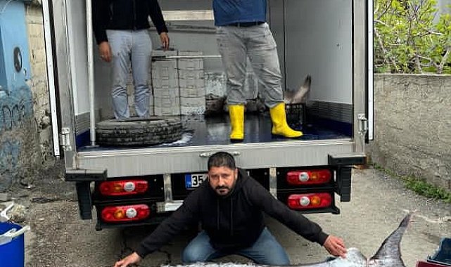 Karataş'ta 150 kiloluk kılıç balığı yakalandı