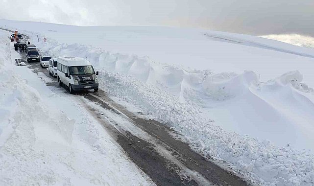 Karda mahsur kalan 60 kişi kurtarıldı