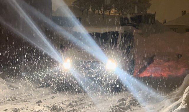 Karda minibüs rampada mahsur kaldı