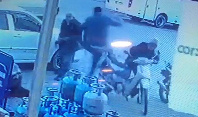 Kardeşini bacağından vuran şahsı uçan tekmeyle yere savurdu: O anlar kamerada