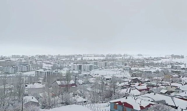 Karlıova'da kar yağışı etkisini sürdürüyor