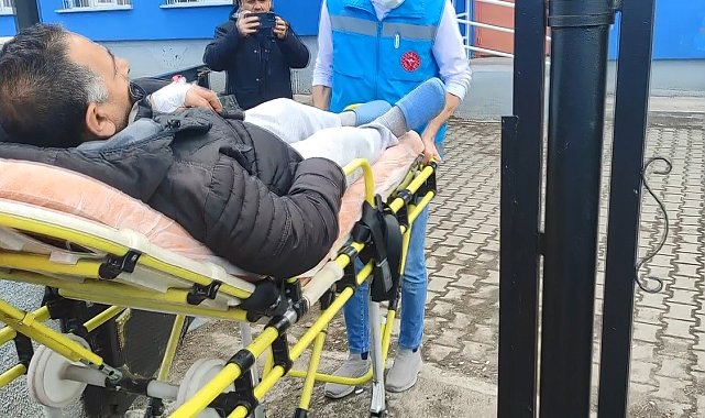 Kars'ta bir vatandaş sedye ile oy kullanmaya geldi