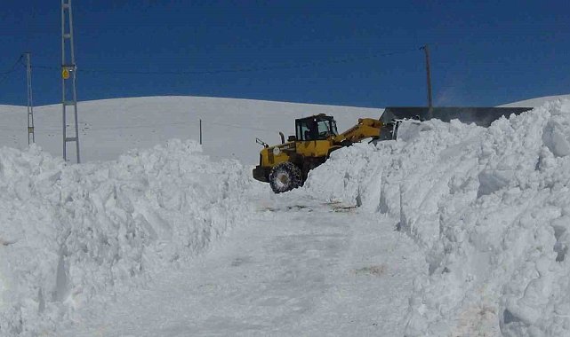 Kars'ta kar geçit vermiyor. 29 köy yolu ulaşıma kapandı