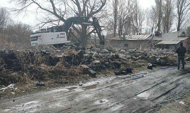 Kars'ta metruk binalar tek tek yıkılıyor