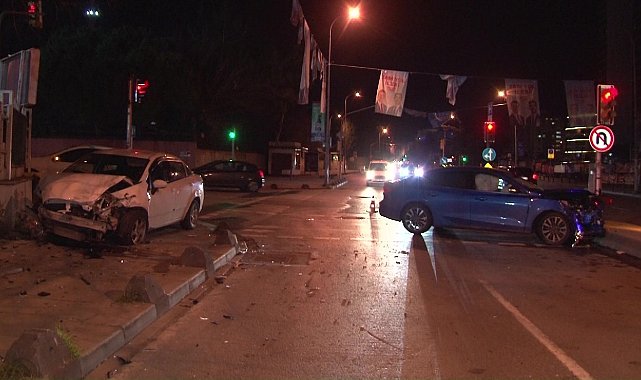 Kartal'da iki otomobil kafa kafaya çarpıştı