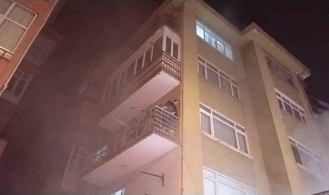 Kartal'da yangında mahsur kalanları itfaiye ekipleri kurtardı