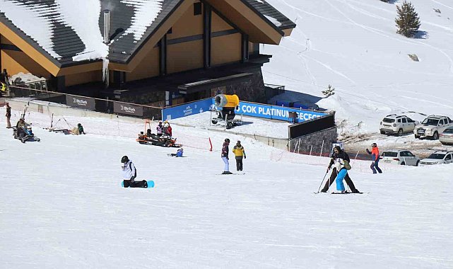 Kartalkaya'da kayak sezonu kapandı: Son günde kayağın tadını çıkardılar