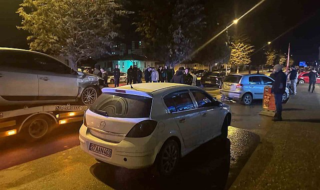 Kastamonu'da çarpışan otomobiller park halindeki araçlara çarptı: 1 yaralı