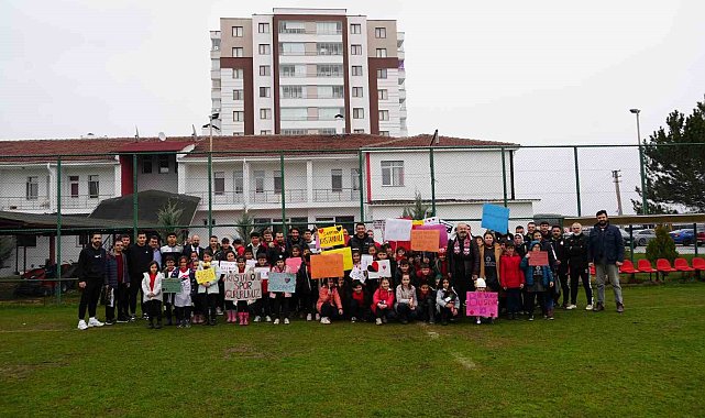 Kastamonuspor'un minik taraftarlarından futbolculara moral ziyareti